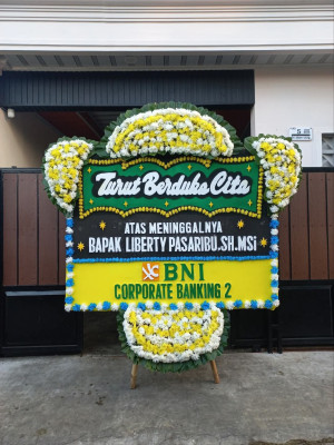 Papan Bunga Duka di Ranto Baek