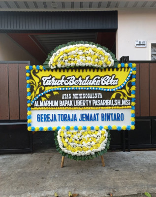 Papan Bunga Duka di Ranto Baek